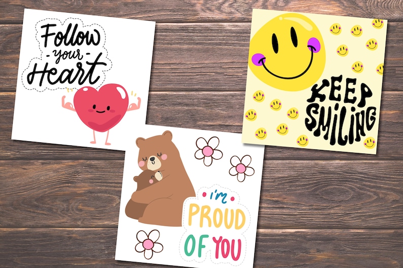 Puede incluir: Tres tarjetas imprimibles con mensajes positivos. La primera tarjeta presenta un coraz&oacute;n rojo con brazos y piernas, y el texto "Follow your heart". La segunda tarjeta presenta un oso marr&oacute;n abrazando a un oso m&aacute;s peque&ntilde;o, con el texto "I'm proud of you". La tercera tarjeta presenta una cara sonriente amarilla con el texto "Keep smiling".