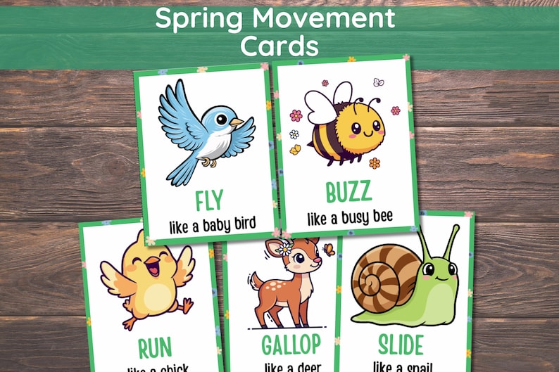 Pode incluir: Cart&otilde;es de Movimento da Primavera com ilustra&ccedil;&otilde;es de um p&aacute;ssaro azul, uma abelha, um pintinho, um veado e um caracol. Cada cart&atilde;o tem uma palavra e uma frase: Voar, Zumbir, Correr, Galopar e Deslizar. Os cart&otilde;es est&atilde;o em um fundo de madeira.