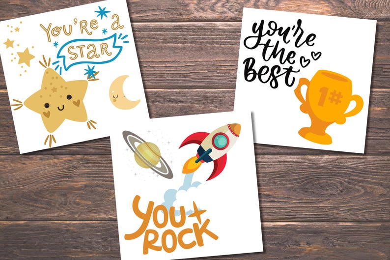 Puede incluir: Tres tarjetas imprimibles con mensajes de &aacute;nimo. La primera tarjeta presenta una estrella amarilla con una cara sonriente y el texto "You're a star". La segunda tarjeta presenta un cohete y el texto "You rock". La tercera tarjeta presenta un trofeo dorado y el texto "You're the best".