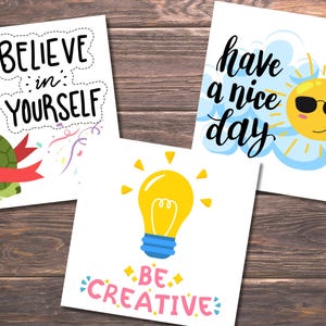 Puede incluir: Tres tarjetas imprimibles con mensajes inspiradores. La primera tarjeta presenta una tortuga verde con una cinta roja y el texto "Cree en ti mismo". La segunda tarjeta presenta una bombilla amarilla y el texto "S&eacute; creativo". La tercera tarjeta presenta un sol amarillo con gafas de sol y el texto "Que tengas un buen d&iacute;a".