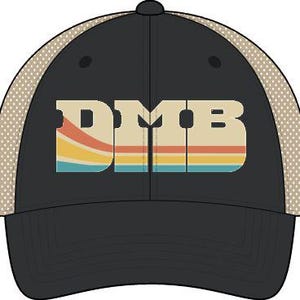 Könnte beinhalten: Eine weiße Keramik-Tasse mit schwarzem Henkel und dem Text "But First, Coffee" in handschriftlichem Stil. Die Tasse steht auf einer weißen Oberfläche. Die Tasse ist etwa 10 cm hoch.