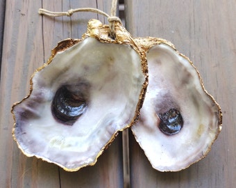 Ornement de coquille d'huître dorée : décoration de Noël côtière faite main