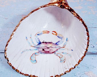 Plato con forma de cangrejo azul en acuarela: decoración costera con conchas de berberecho