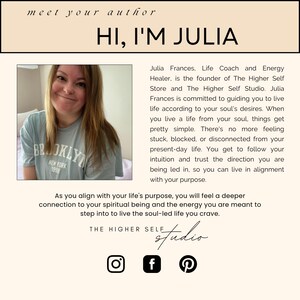 Pu&ograve; includere: Immagine con il testo "HI, I'M JULIA" sopra una foto di una donna con una maglietta azzurra con la scritta "BROOKLYN NEW YORK 1998". Il testo sottostante descrive Julia Frances, life coach ed energy healer.