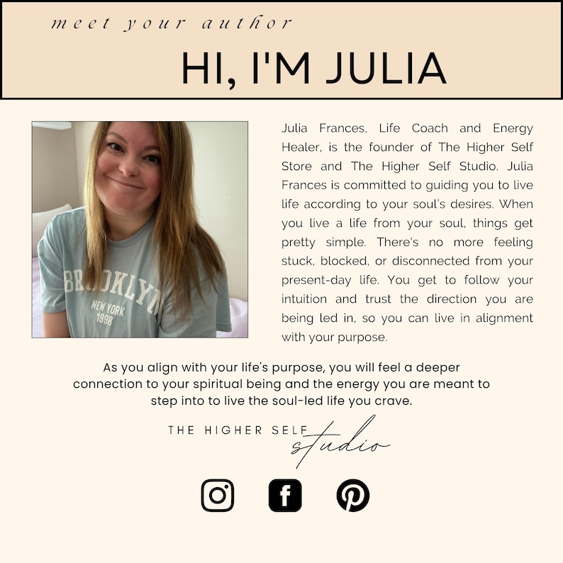 Pu&ograve; includere: Immagine con il testo "HI, I'M JULIA" sopra una foto di una donna con una maglietta azzurra con la scritta "BROOKLYN NEW YORK 1998". Il testo sottostante descrive Julia Frances, life coach ed energy healer.