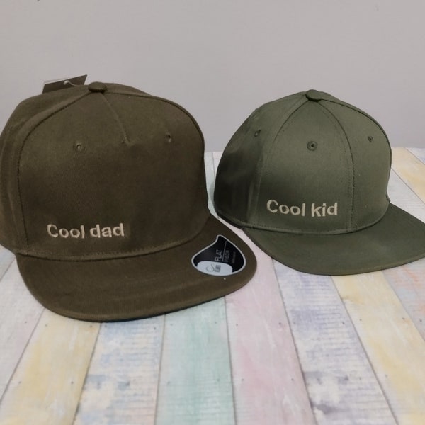 Papa cool | Cool Kid | Chapeaux assortis | Lot de deux casquettes Snapback | Pour adulte et enfant ou bébé | Broderie à la machine | Fermeture réglable