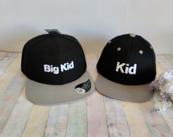 Kind und Big Kid | Passende Hüte | Set aus zwei Snapback-Mützen | Für Erwachsene und Kinder oder Babys | Maschinengestickt | Verstellbarer Verschluss