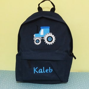 Tracteur et nom ou texte sur le sac à dos, le bulldozer, les camions de construction, personnalisé, broderie à la machine, idéal pour l'école, les activités de plein air