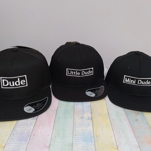 Dude Little Dude Mini Dude | Chapeaux assortis | Chapeaux assortis | Lot de trois casquettes snapback | Pour adulte, enfant et bébé | Broderie à la machine