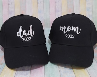 Papa | Maman | Année de naissance | Chapeaux assortis | Lot de deux casquettes | Broderie machine | Casquettes de baseball réglables