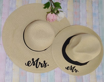 Monsieur et Madame | Chapeaux assortis | Lot de deux chapeaux | Un chapeau de style Panama et un chapeau de soleil à large bord | Personnalisé | Broderie à la machine