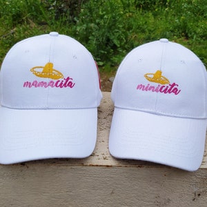 Mamacita Minicita Chapeau sombrero Lot de deux chapeaux assortis Broderie machine Casquettes de baseball réglables image 1