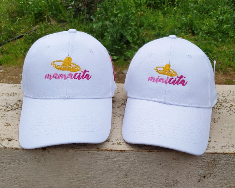 Mamacita Minicita Chapeau sombrero Lot de deux chapeaux assortis Broderie machine Casquettes de baseball réglables image 1