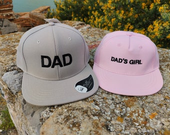 Fille à papa | Chapeaux assortis | Lot de deux casquettes Snapback | Pour adulte et enfant ou bébé | Broderie à la machine | Fermeture réglable