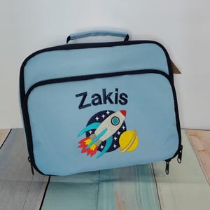 Vaisseau spatial sur la planète et nom ou texte sur la boîte à lunch, personnalisé, brodé à la machine, idéal pour l'école, les pique-niques, la maternelle