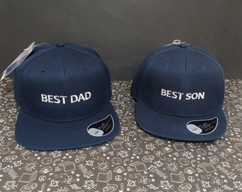 Bester Papa, bester Sohn | Passende Hüte | Set aus zwei Snapback-Caps | Für Erwachsene und Kinder oder Babys | Maschinell bestickt | Verstellbarer Verschluss