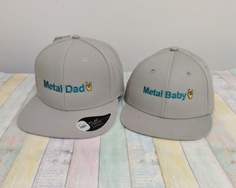 Papa en métal, bébé en métal | Chapeaux assortis | Lot de deux casquettes Snapback | Pour adulte et enfant ou bébé | Broderie à la machine | Fermeture réglable