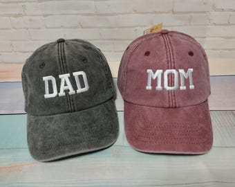 Papa | Moeder/moeder | Set van twee doppen | Machinaal borduren | Verstelbare baseballcaps