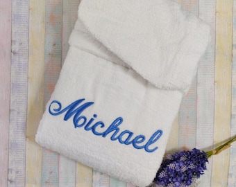 Bata de baño con capucha de felpa bordada con nombre o iniciales.