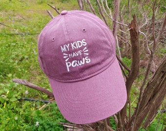 My kids have paws | Dog mom | Machine embroidery | Adjustable baseball cap | Twill cotton fabric