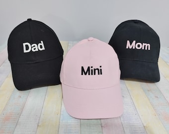 Papa Maman Mini | Chapeaux assortis | Lot de trois chapeaux | Broderie machine | Casquettes de baseball réglables