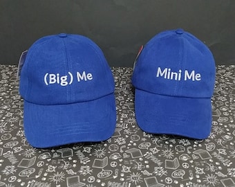 Big Me Mini Moi | chapeaux assortis | Lot de deux casquettes | Broderie machine | Casquettes de baseball réglables