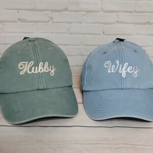 Hubby - Wifey | Matchande hattar | Set med två kepsar | Maskinbroderi | Justerbara kepsar