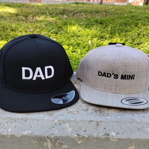 Dad/Mom and Dad's Mini, Matching hats for father/mother and son/daughter, Set of two adjustable snapback caps, Machine embroidery