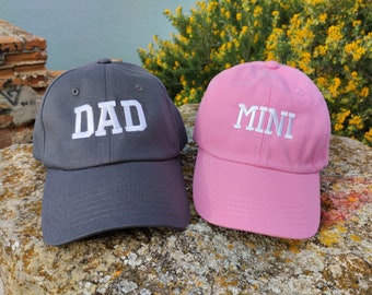 Papa Mini | Bijpassende hoeden | Set van twee doppen | Machinaal borduren | Verstelbare baseballpetten