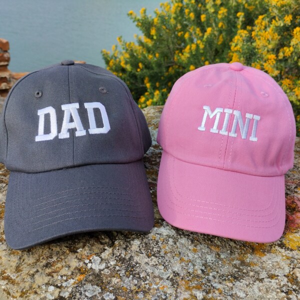 Papa Mini | Chapeaux assortis | Lot de deux casquettes | Broderie machine | Casquettes de baseball réglables