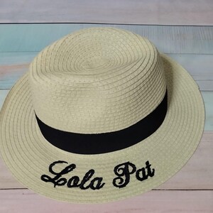 Chapeau trilby en paille de Panama personnalisé : texte brodé à la machine