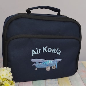 Avion et nom ou texte sur la boîte à lunch, personnalisé, brodé à la machine, idéal pour l'école, les pique-niques, la maternelle