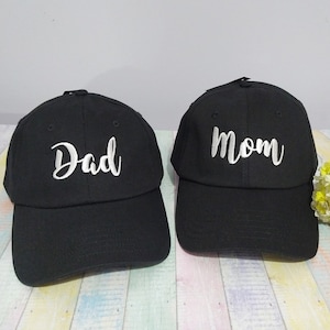 Dad | Mom | Set of two caps | Machine embroidery | Adjustable baseball caps