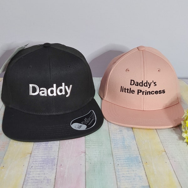 Papa La petite princesse de papa | Chapeaux assortis | Lot de deux casquettes Snapback | Pour adulte et enfant ou bébé | Broderie à la machine | Chapeaux ajustables
