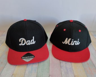 Papa - Mini | Chapeaux assortis | Lot de deux casquettes Snapback | Pour adulte et enfant ou bébé | Broderie à la machine | Fermeture réglable