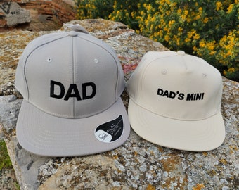 Dad Dad's Mini / Gorros a juego / Set de dos gorras Snapback / Para Adulto y niño o bebé / Bordado a máquina / Cierre ajustable