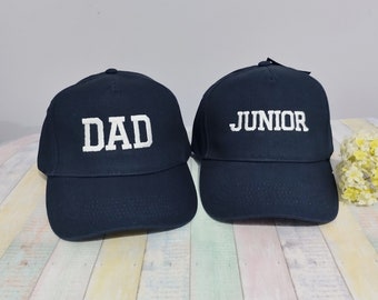 Papa Junior | Passende Hüte | Set aus zwei Mützen | Stickmaschine | Verstellbare Baseball Caps