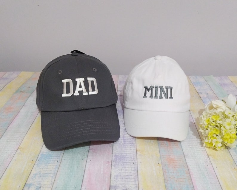 Dad Mini / Cappelli abbinati / Set di due berretti / Ricamo a macchina / Cappellini da baseball regolabili immagine 1