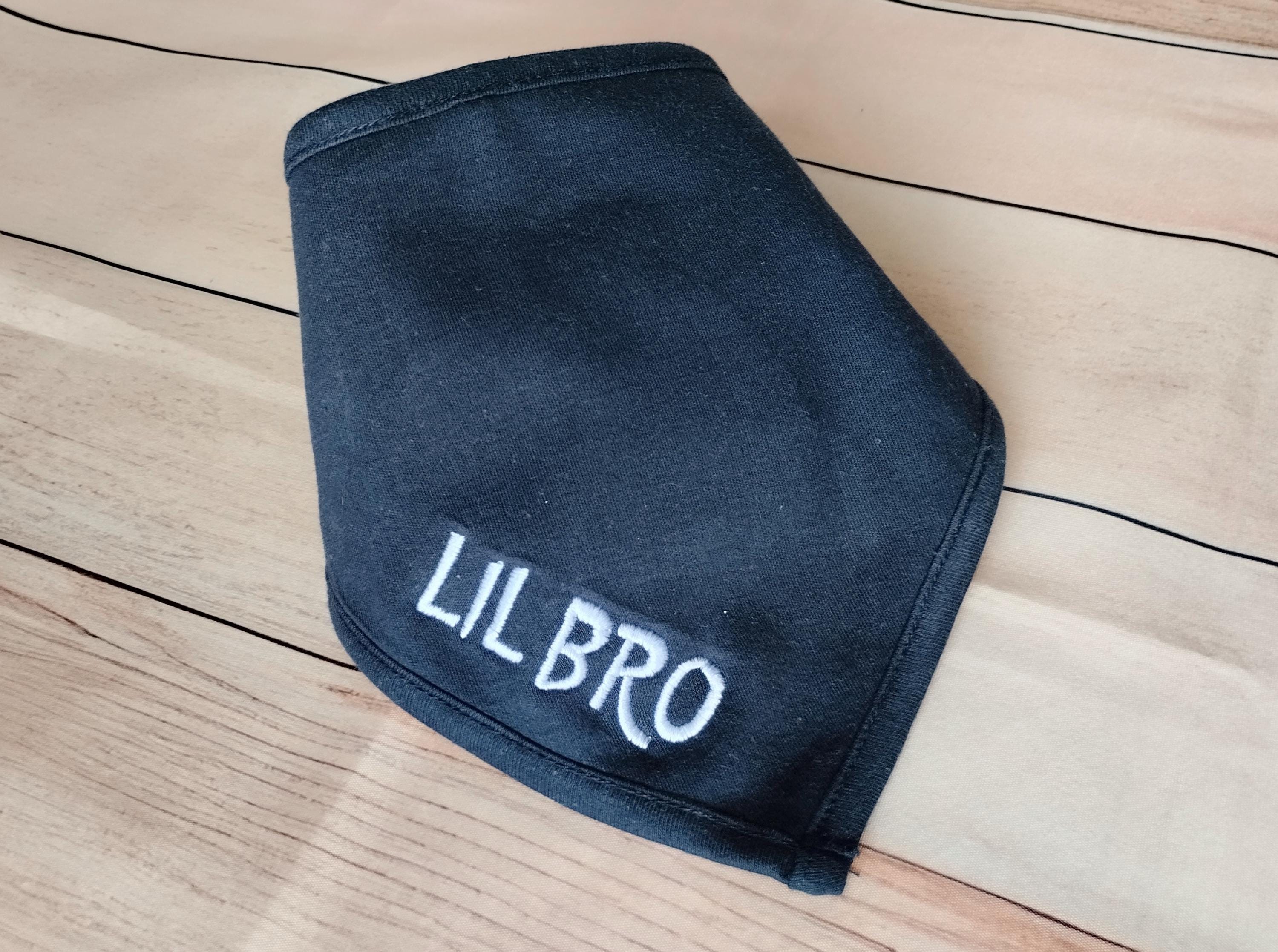Bandana bib for babies | Machine embroidered | Personalized with name or initials | Organic Cotton