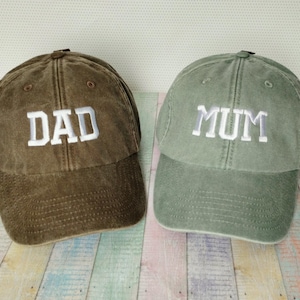 Dad | Mum/Mom | Set of two caps | Machine embroidery | Adjustable baseball caps