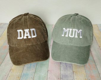 Dad | Mum/Mom | Set of two caps | Machine embroidery | Adjustable baseball caps