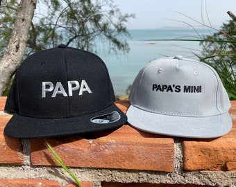 Mini papa papa | Chapeaux assortis | Lot de deux casquettes Snapback | Pour adulte et enfant ou bébé | Broderie à la machine | Fermeture réglable