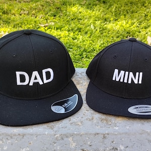 Dad/Mom and Mini, Matching hats for father/mother and son/daughter, Set of two adjustable snapback caps, Machine embroidery