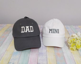 Papa Mini | Passende Hüte | Set aus zwei Mützen | Stickmaschine | Verstellbare Baseball Caps