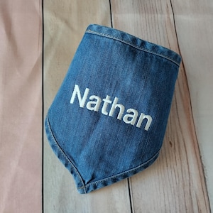 Bandana bib for babies | Machine embroidered | Personalized with name or initials | Organic Cotton