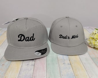 Mini papa pour papa | Chapeaux assortis | Lot de deux casquettes Snapback | Pour adulte et enfant ou bébé | Broderie à la machine | Fermeture réglable