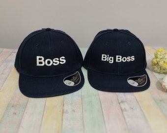 Chef | Big Boss | Passende Hüte | Set aus zwei Snapback-Mützen | Für Erwachsene und Kinder oder Babys | Maschinengestickt | Verstellbarer Verschluss