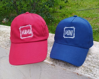 Maman Mini | Lot de deux chapeaux assortis | Broderie machine | Casquettes de baseball réglables