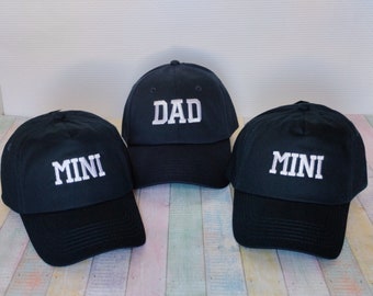 Papa et enfants | Chapeaux assortis | Lot de trois chapeaux | Un pour adulte et deux pour enfants | Broderie machine | Casquettes de baseball réglables