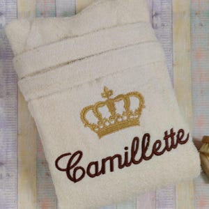 Accappatoio in spugna con cappuccio ricamato con grande corona e nome